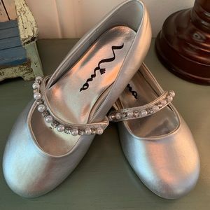 NINA -GIRLS DRESS MARY JANE -  EUC -Silver with pearl/Rhinestone -10.5